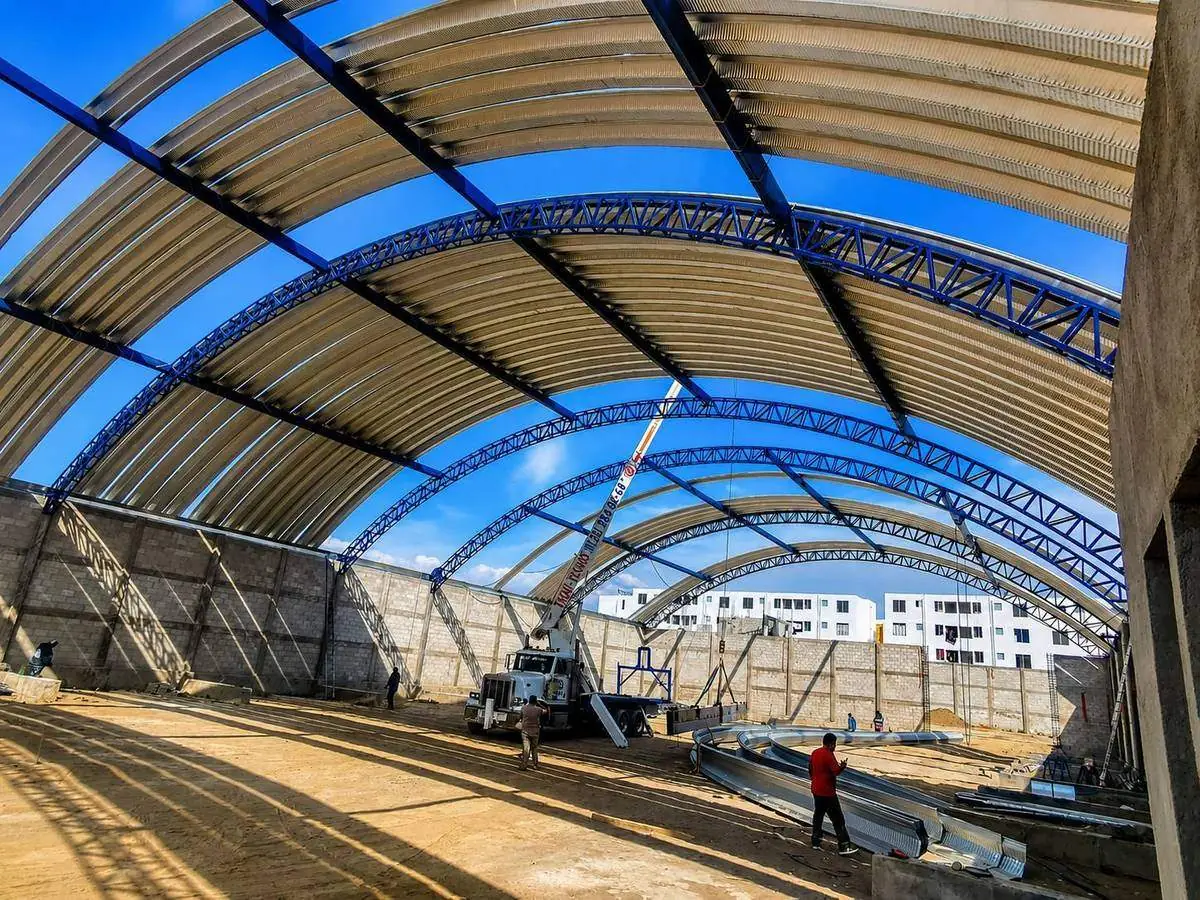 Instalación de arcotecho reforzado con cerchas zona de alto viento