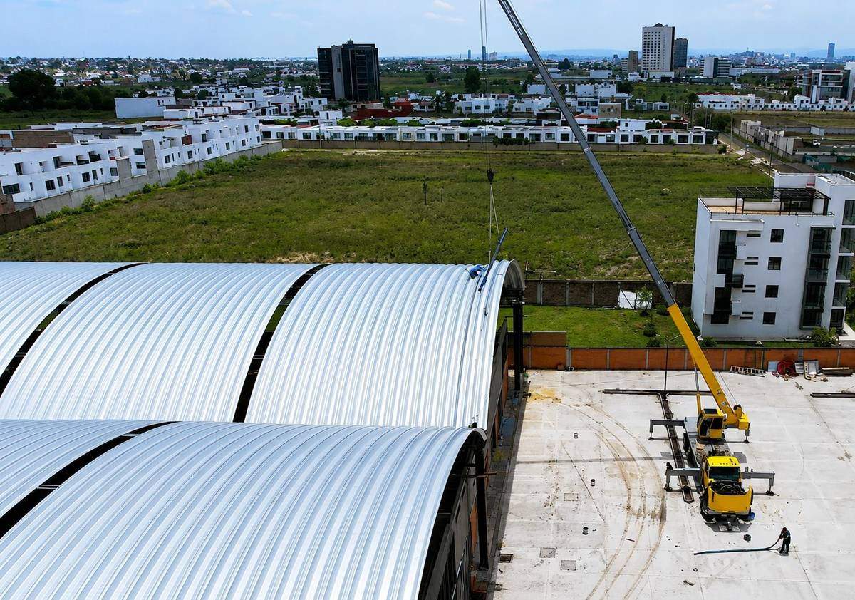 Fabricantes de arcotecho comercial con acabados premium