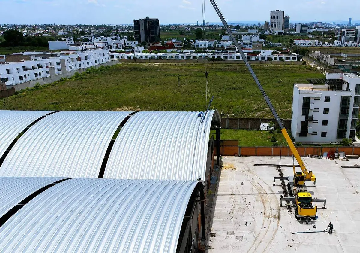 Fabricantes de arcotecho comercial con acabados premium