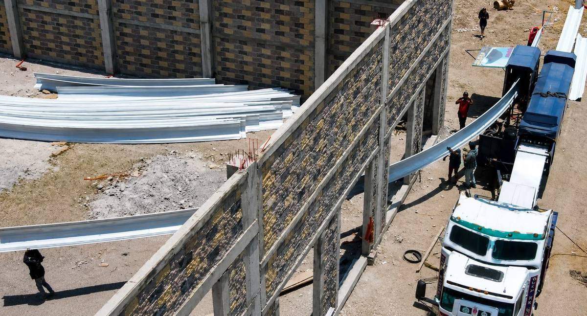 Instaladores de arcotechos con maquinaria propia grúa en Guadalajara