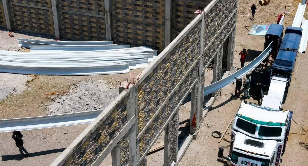 Instaladores de arcotechos con maquinaria propia grúa en Guadalajara